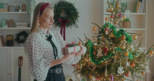 Жінка Робить Кілька Різдвяних Прикрас Приготування Вдома Під Час Різдвяних — стокове відео