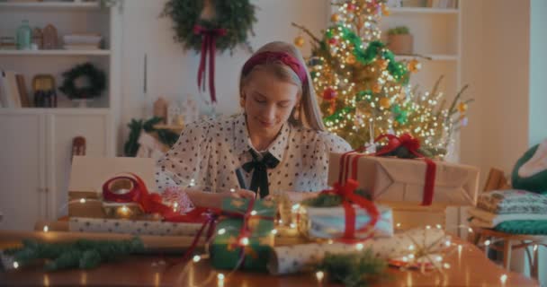 Kvinna Njuter Julen Hemma Julförberedelser Dekorationer December — Stockvideo