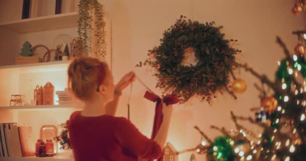 Frau Macht Dezember Vor Den Weihnachtsfeiertagen Mehrere Weihnachtsvorbereitungen Hause — Stockvideo