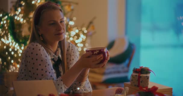 Sorridente Donna Positiva Che Beve Caffè Durante Vacanze Natale Godendo — Video Stock