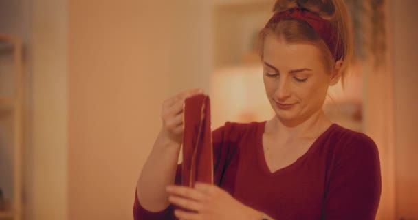 Vrouw Doet Verschillende Kerst Preprations Thuis December Voor Kerstvakantie — Stockvideo