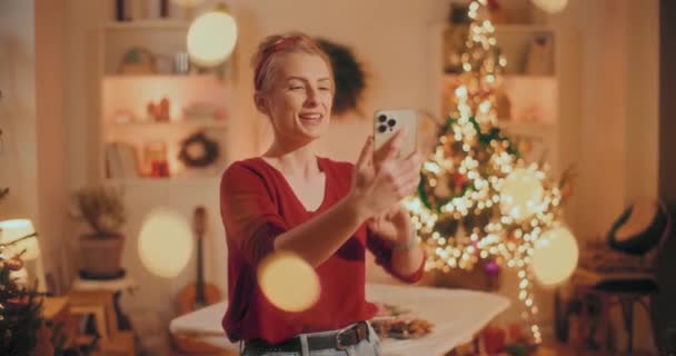 Радісна Усміхнена Позитивна Жінка Відео Дзвінок Під Час Різдвяних Канікул — стокове відео
