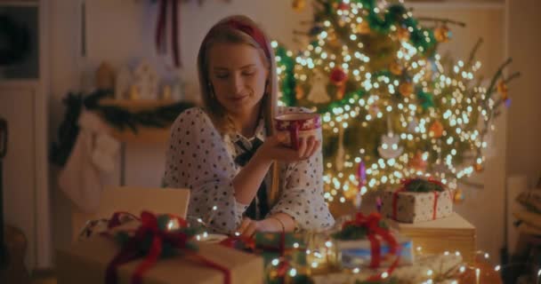 Glimlachende Positieve Vrouw Die Koffie Drinkt Kerstvakantie Genietend Van Kerstmis — Stockvideo