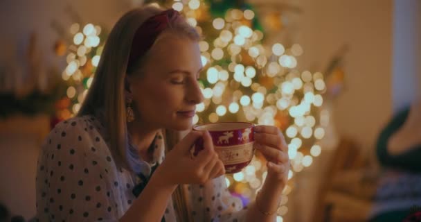 Usmívající Pozitivní Žena Pití Kávy Vánočních Svátcích Těší Vánoce Žena — Stock video