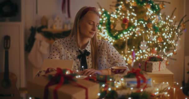 Glimlachende Positieve Vrouw Die Koffie Drinkt Kerstvakantie Genietend Van Kerstmis — Stockvideo