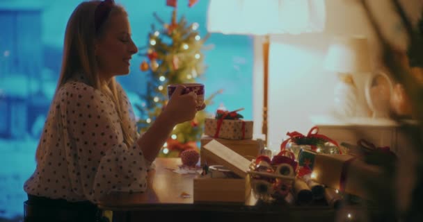 Kvinna Firar Jul Dricka Varmt Kaffe Hemma Firar Semester — Stockvideo