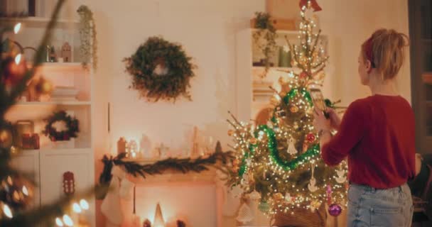 Feliz Mulher Alegre Tirando Foto Casa Decorada Para Feriados Natal — Vídeo de Stock