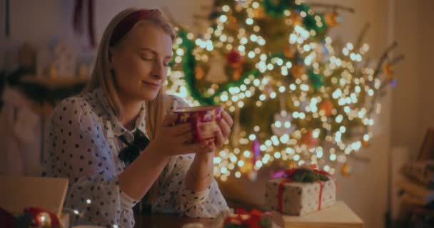 Uśmiechnięta Kobieta Pijąca Kawę Święta Bożego Narodzenia Ciesząca Się Świętami — Wideo stockowe