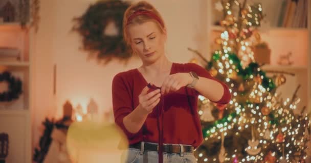 Kvinnan Gör Flera Jultomtar Hemma December Inför Julen — Stockvideo