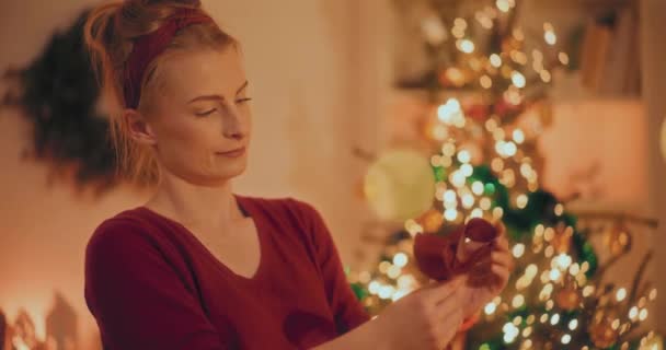 Kvinnan Gör Flera Jultomtar Hemma December Inför Julen — Stockvideo