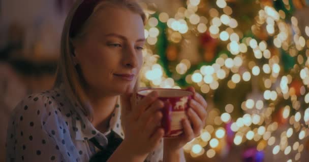 Donna Che Festeggia Natale Bere Caffè Caldo Casa Festeggiare Vacanze — Video Stock