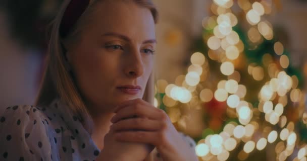 Žena Slaví Vánoce Pití Horké Kávy Doma Slaví Svátky — Stock video