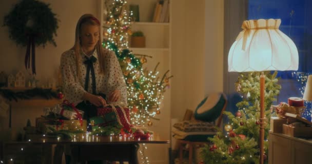 Γυναίκα Κάνει Αρκετές Προετοιμασίες Χριστουγέννων Στο Σπίτι Δεκέμβριο Πριν Από — Αρχείο Βίντεο