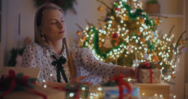 Γυναίκα Κάνει Αρκετές Χριστουγεννιάτικες Διακοσμήσεις Προετοιμασίες Στο Σπίτι Κατά Διάρκεια — Αρχείο Βίντεο