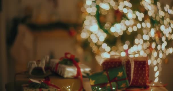 Weihnachtsgeschenkpakete Für Die Weihnachtsfeiertage Dekoriert — Stockvideo