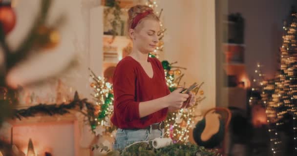 Kobieta Robi Kilka Świąt Domu Grudniu Przed Świętami Bożego Narodzenia — Wideo stockowe