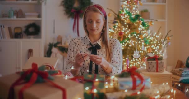 Mulher Desfrutando Tempo Natal Casa Preparativos Natal Decorações Dezembro — Vídeo de Stock