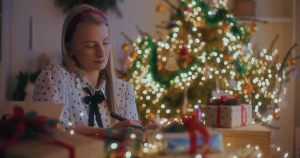 Vrouw Genieten Van Kerstmis Thuis Kerst Voorbereidingen Decoraties December — Stockvideo