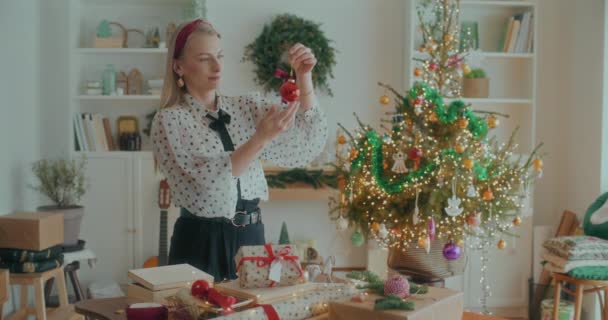 Mujer Haciendo Varias Decoraciones Navidad Preparaciones Casa Durante Las Vacaciones — Vídeos de Stock