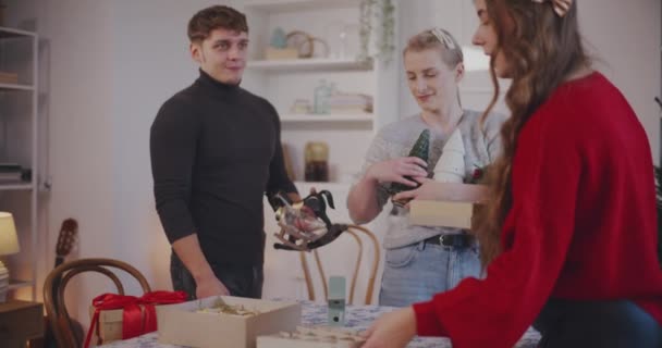 Jeune Homme Femmes Plaçant Des Ornements Noël Sur Table Pendant — Video