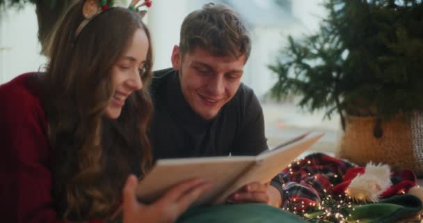 Gelukkig Heteroseksueel Koppel Kijken Fotoalbum Samen Thuis Tijdens Kerstvakantie — Stockvideo