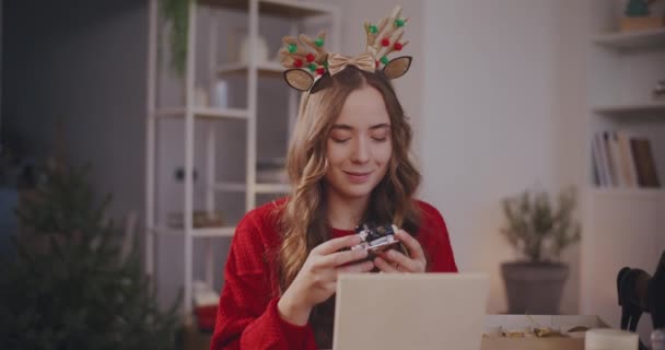 Jeune Femme Portant Bandeau Noël Enlevant Décoration Boîte Maison — Video