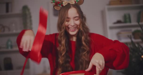 Šťastná Mladá Žena Odstraňování Stuhy Vánočních Dárkových Krabic Doma — Stock video