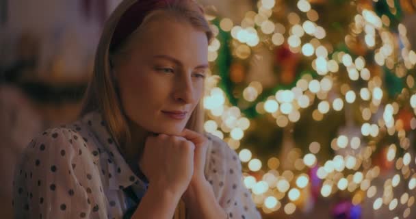 Pensiv Tankfull Kvinna Hemma Julen Porträtt — Stockvideo