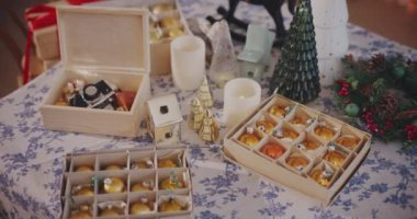 Baubles, Xmas ağacı ve ışıklandırma ekipmanları Noel zamanı evdeki masada.