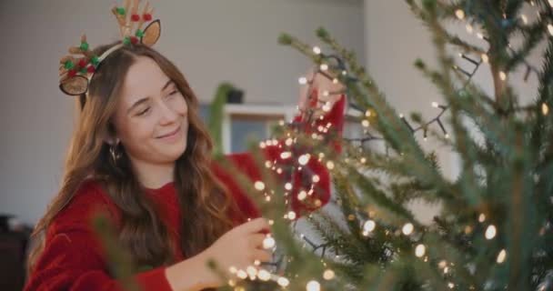 Glimlachende Vrouw Led Verlichting Kerstboom Thuis Tijdens Vakantie — Stockvideo