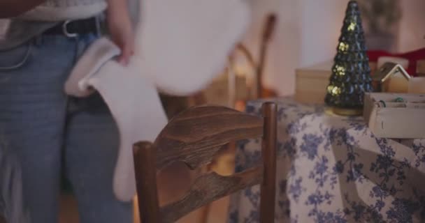 Midsection Ženy Uvedení Vánoční Punčochy Židli Stolu Obývacím Pokoji Doma — Stock video