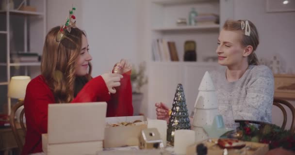 Улыбающиеся Подруги Украшениями Готовятся Рождеству Дома Время Отпуска — стоковое видео