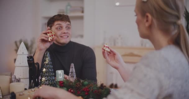 Fiatal Férfi Karácsonyi Dekoráció Beszél Egymással Otthon Nyaralás Közben — Stock videók