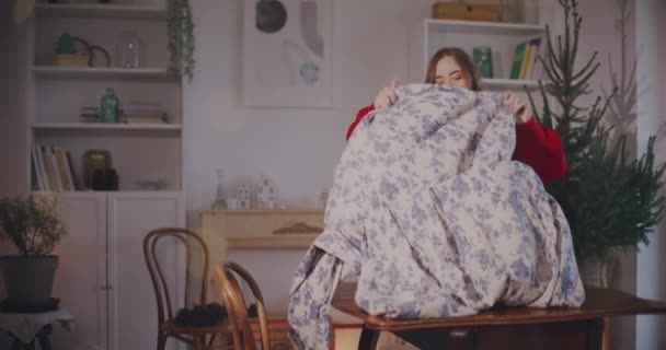 Ung Kvinna Lägger Duk Bordet Medan Står Vardagsrummet Hemma — Stockvideo