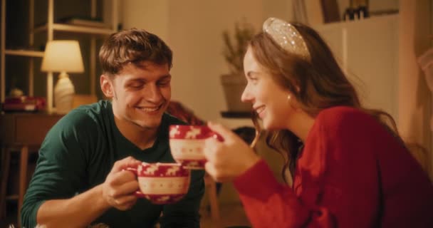 Heteroseksuelt Par Drikker Kaffe Sammen Mens Sidder Stuen Juleferien – Stock-video