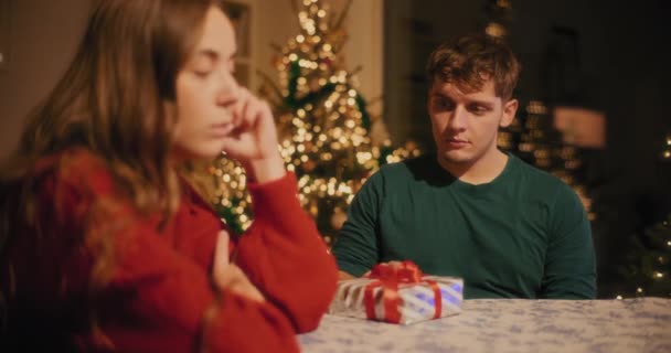 Fiatalember Bocsánatot Kér Barátnőjétől Miközben Ajándékot Neki Otthon Karácsonykor — Stock videók