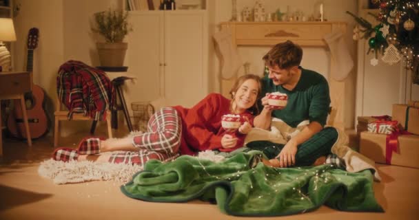 Pasangan Heteroseksual Dengan Cangkir Marshmallow Ruang Tamu Selama Malam Natal — Stok Video