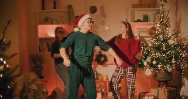 Młody Mężczyzna Tańczy Przyjaciółkami Domu Podczas Świąt Bożego Narodzenia — Wideo stockowe