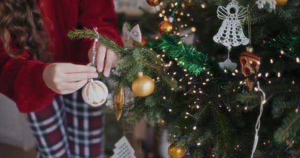 Sezione Centrale Della Donna Appesa Bauble Albero Natale Decorato Casa — Video Stock