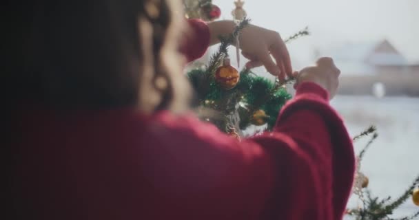 Sopra Spalla Vista Della Giovane Donna Che Decora Albero Natale — Video Stock