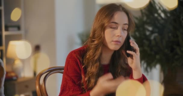 Stressad Ung Kvinna Med Långt Hår Pratar Smarttelefon Medan Sitter — Stockvideo