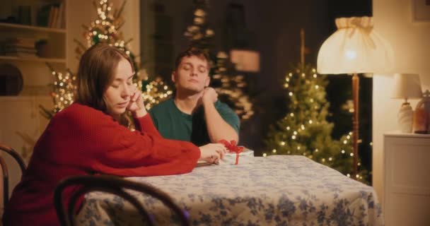 Jongeman Geeft Kerstcadeau Aan Vrouwelijke Vriend Tijdens Het Zitten Woonkamer — Stockvideo