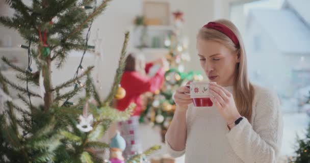 Mulher Bonita Bebendo Café Enquanto Olha Para Árvore Natal Com — Vídeo de Stock