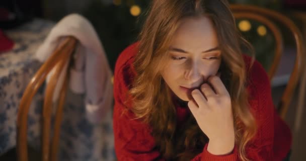 Deprimerad Ung Kvinna Tänker Medan Sitter Hemma Julen — Stockvideo