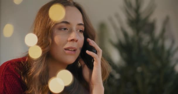 Tråkig Ung Kvinna Pratar Smart Telefon Hemma Natten — Stockvideo