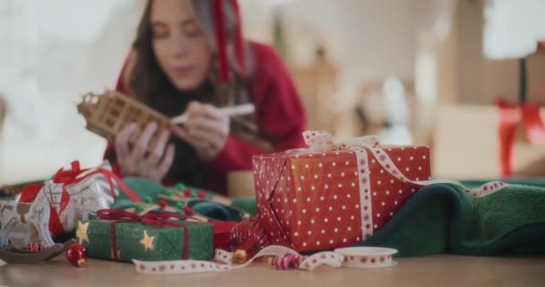 Vários Presentes Natal Ornamentos Chão Com Mulher Colorir Casa Papelão — Vídeo de Stock