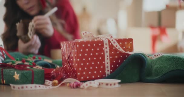 Vari Regali Natale Avvolti Sul Pavimento Con Donna Che Colora — Video Stock