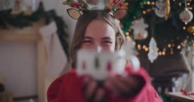 Mutlu genç bir kadının portresi evde Noel boyunca taze aromatik kahve kokusu alıyor.