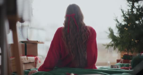 집에서 크리스마스 창문을 커피를 즐기는 머리와 여자의 — 비디오