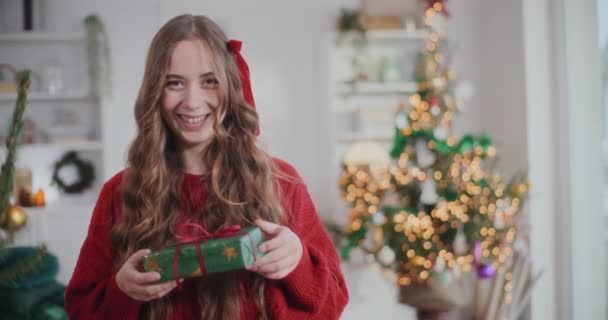 Πορτρέτο Του Ευτυχισμένη Όμορφη Νεαρή Γυναίκα Κρατώντας Τυλιγμένο Κουτί Δώρου — Αρχείο Βίντεο